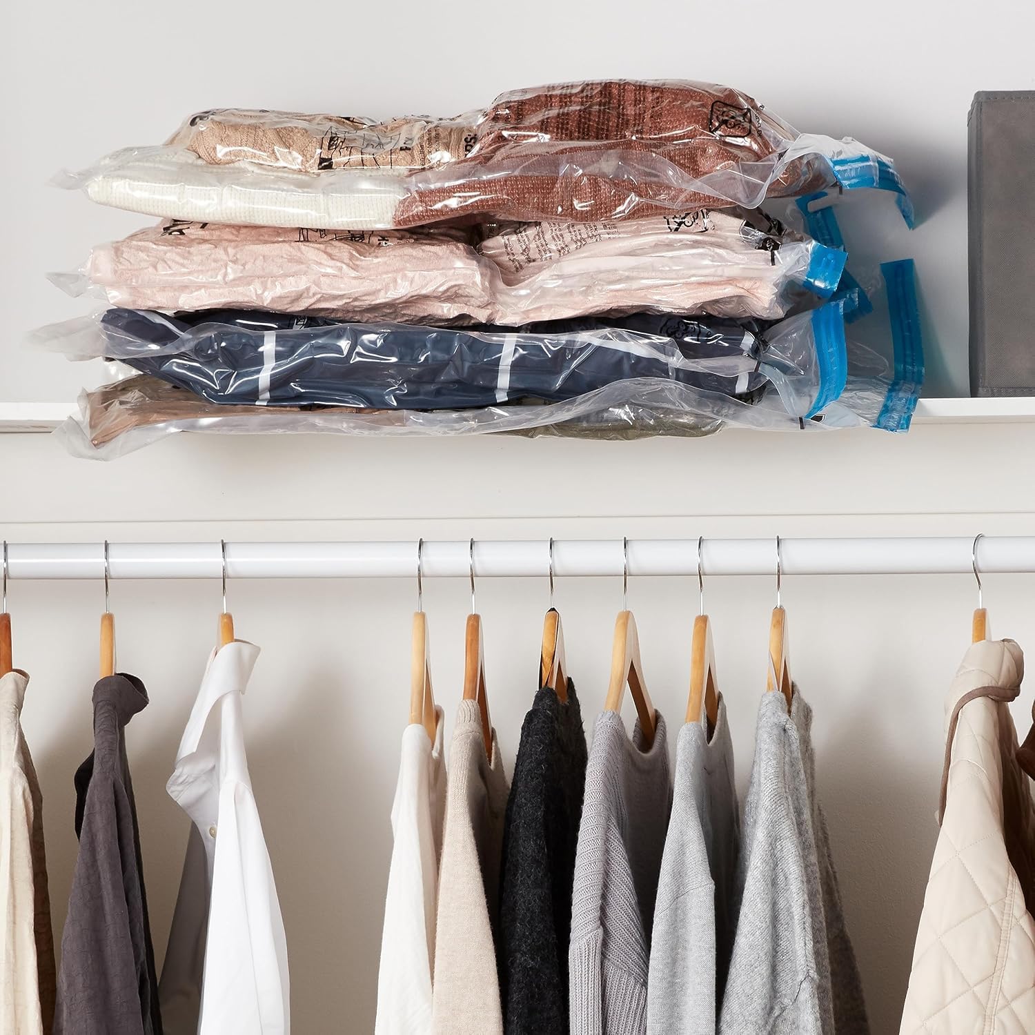 amazon basics Vacuum Compression Storage Bags with Hand Pump - Medium, 5-Pack